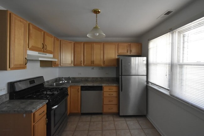 Photo - 3055 N Racine Ave Unit M06B