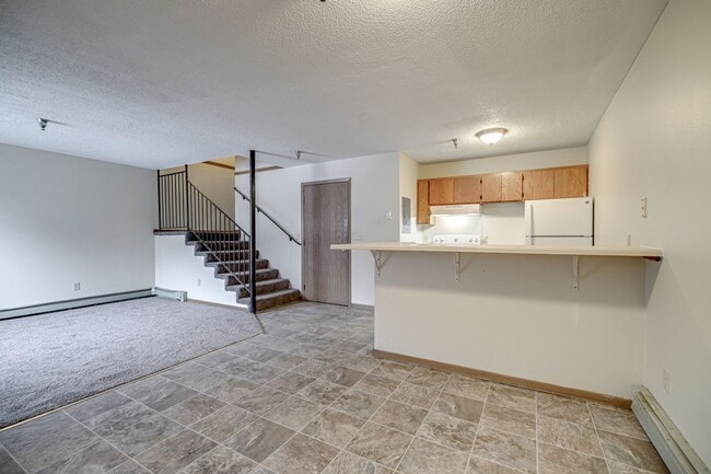 Building Photo - 5 bedroom 2 Bathroom 4 level townhome