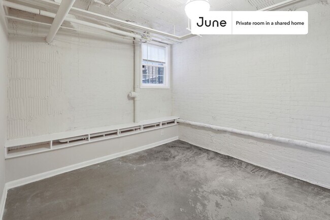 Room in Shared 5 bed/2 bath home in Dupont Circle