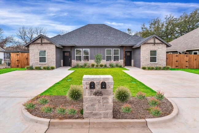 Photo - 405 Lake View St