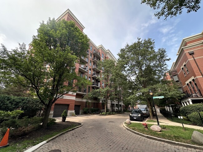 Building Photo - 343 W Old Town Ct Unit 408