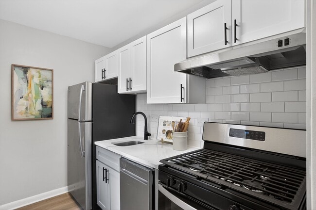 Bienvenidos a Merrill House Apartments, donde el diseño moderno se une a la comodidad diaria. Descubra nuestras elegantes cocinas con electrodomésticos de acero inoxidable y acabados contemporáneos. Mejore su estilo de vida hoy mismo: ¡programe una visita! - Merrill House Apartments