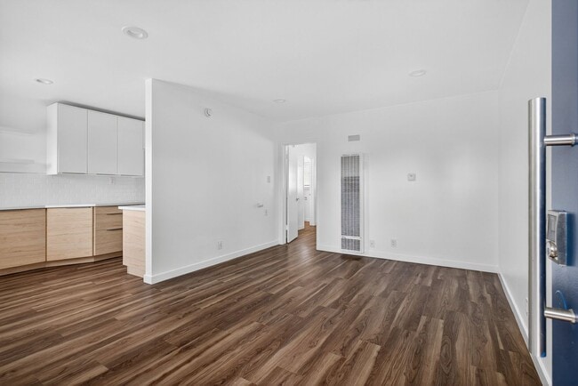 Building Photo - 4308 E 4th St Rental