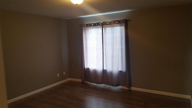 Photo - 902 Happy Ln