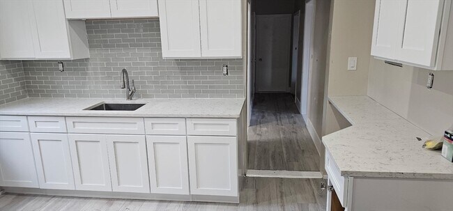 Building Photo - 42 Lucerne St Unit 3