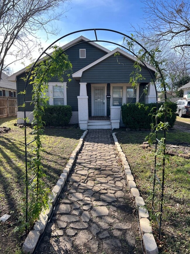 Building Photo - Bungalow Home in Central Waco