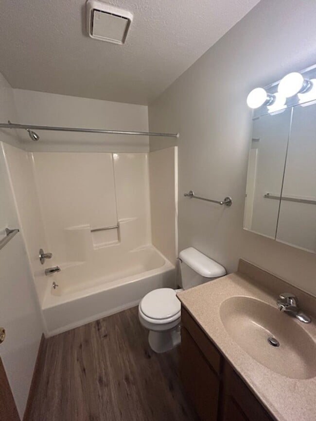 Photo - 2 bedroom 1 bath, middle floor apartment w... Unidad 17