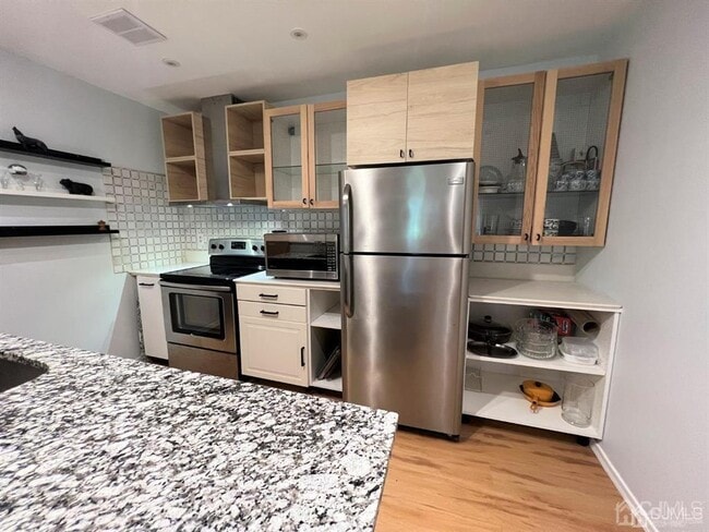 277 Crosse Dr 2E  