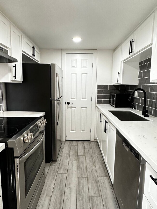 Beautifully Upgraded 3 Bedroom 1 Bathroom ... - Beautifully Upgraded 3 Bedroom 1 Bathroom ... House