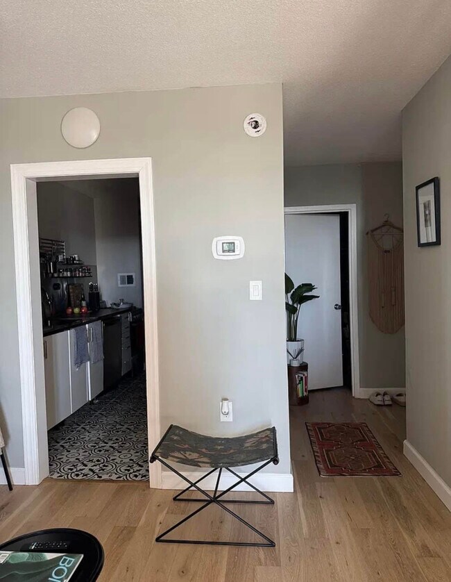 Entrada y cocina - 4242 East West Hwy Unidad 917