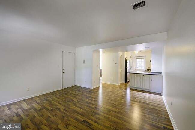 Photo - 1403 E Abingdon Dr Unit 2