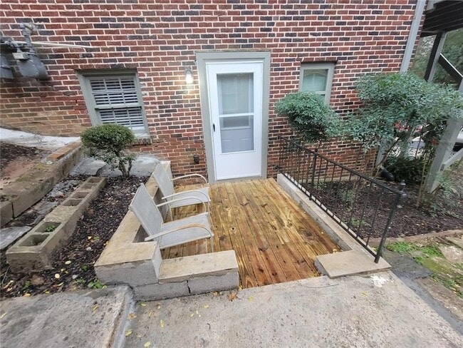 Building Photo - 1896 Ridgewood Dr NE Unit 5