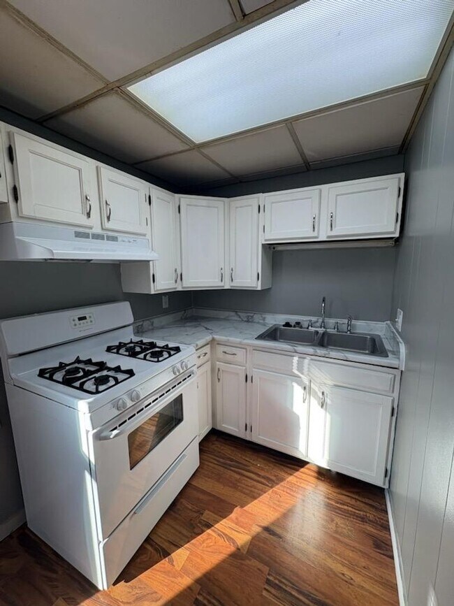 Photo - 912 N Madison St Unit 2 (upper)