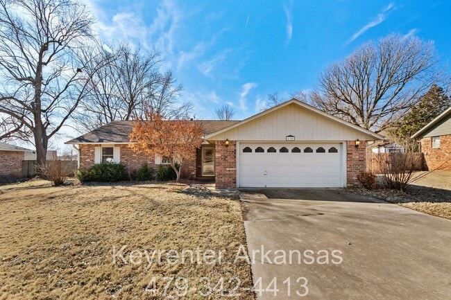 Building Photo - Beautiful Home in Springdale with Sunroom!
