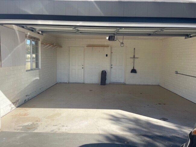 2 car garage - 811 W Northern Ave