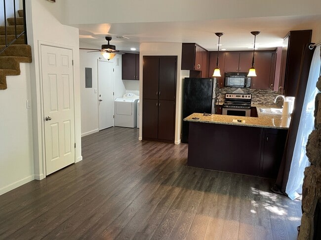 Photo - 2631-2631 V St