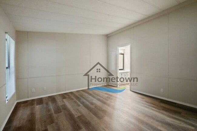 Building Photo - 3 Bedroom 2 Bathroom Home with Carport Available in Coeur d'Alene!