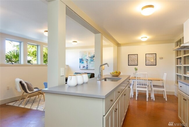 Kitchen - 911 W Howe St Unit B