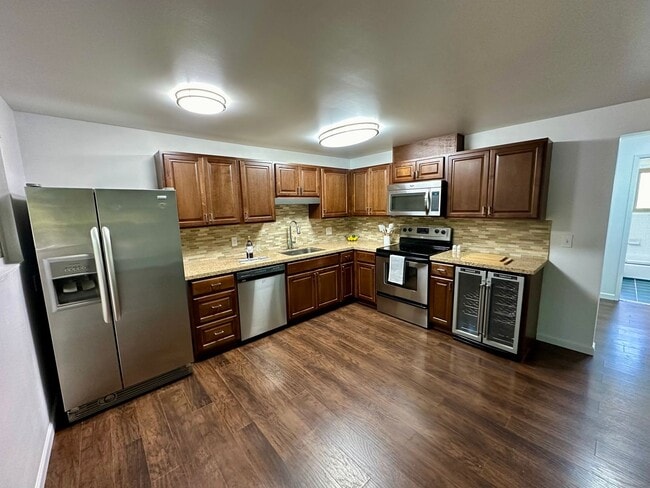 Building Photo - Spacious 2-Bed with Washer/Dryer, Dishwash... Unit 146 22nd Ave E. Rental