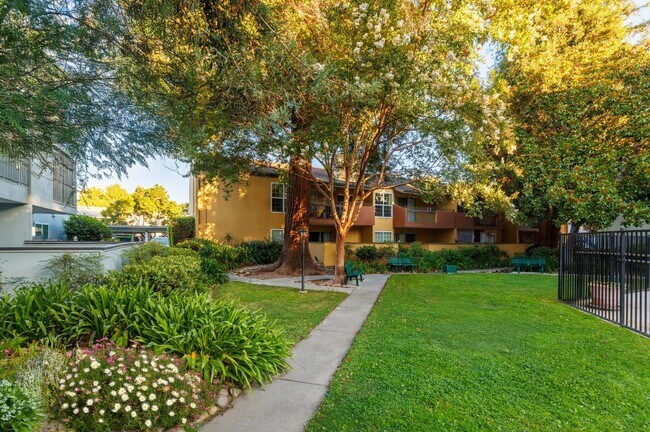 Photo - Redwood Plaza Apartments