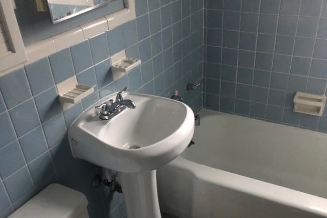 Bath - 108 S Lakeside Dr Unit #4