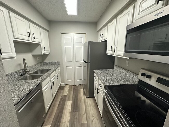 Photo - ** Move in Special HALF off your first months rent** FABULOUS 2 Bedroom/1 Bath Condo!!