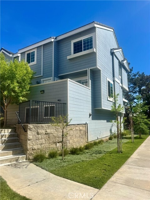 Building Photo - 2800 Plaza del Amo
