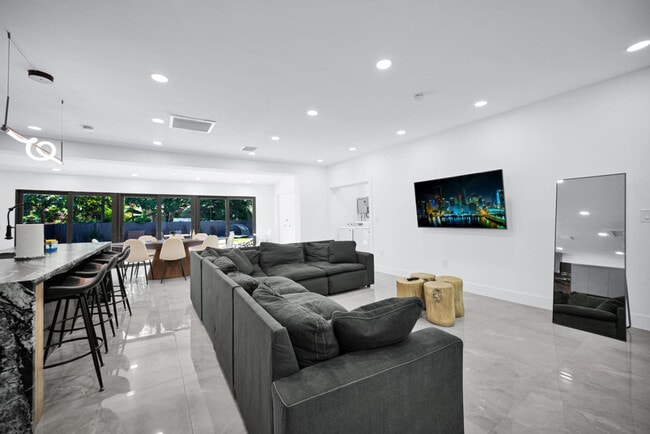 Building Photo - 5313 NE 1st Ave