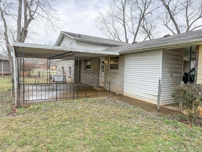 Photo - 702 Belaire Dr