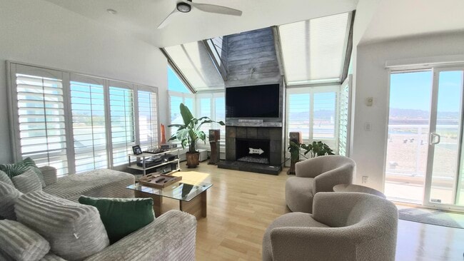 Light and bright living room - 307 Longden Ln Unit Longden Lane