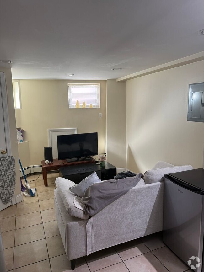 Building Photo - Spacious 3 bedroom Rental