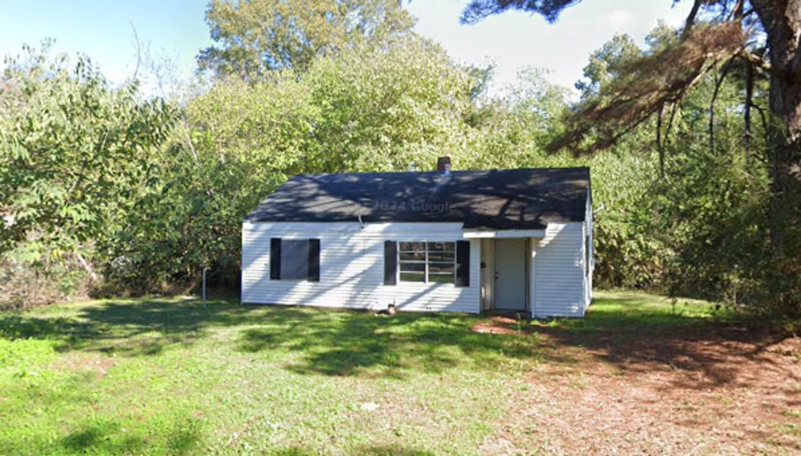 Cozy 2BR 1BA on large lot. - Cozy 2BR 1BA on large lot.