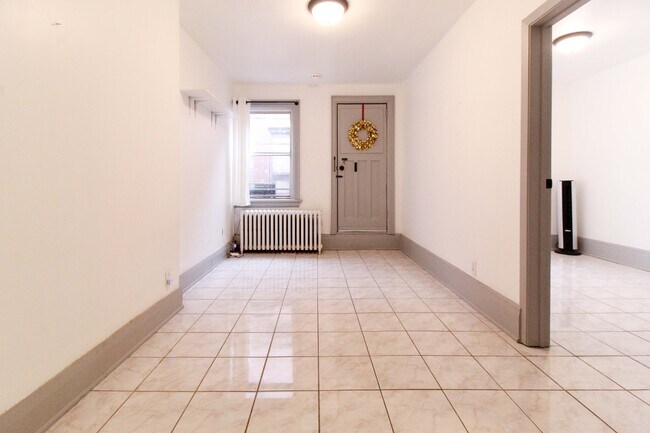 Photo - 579 College St Unit 2, Toronto, Ont, M6g1b2