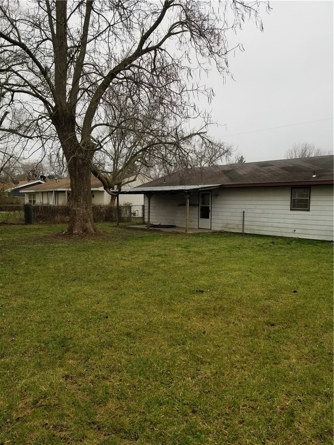 Photo - 907 SE H St