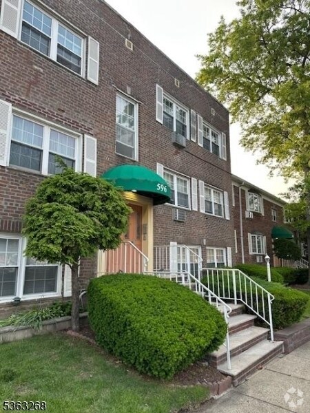 Building Photo - 596 Chestnut St Unit E Rental