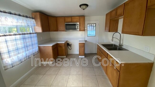 Photo - 620 E Saxon Ave Unit #B