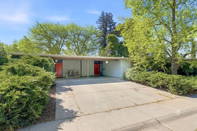 Building Photo - 916-918 Drake Drive Unit 918