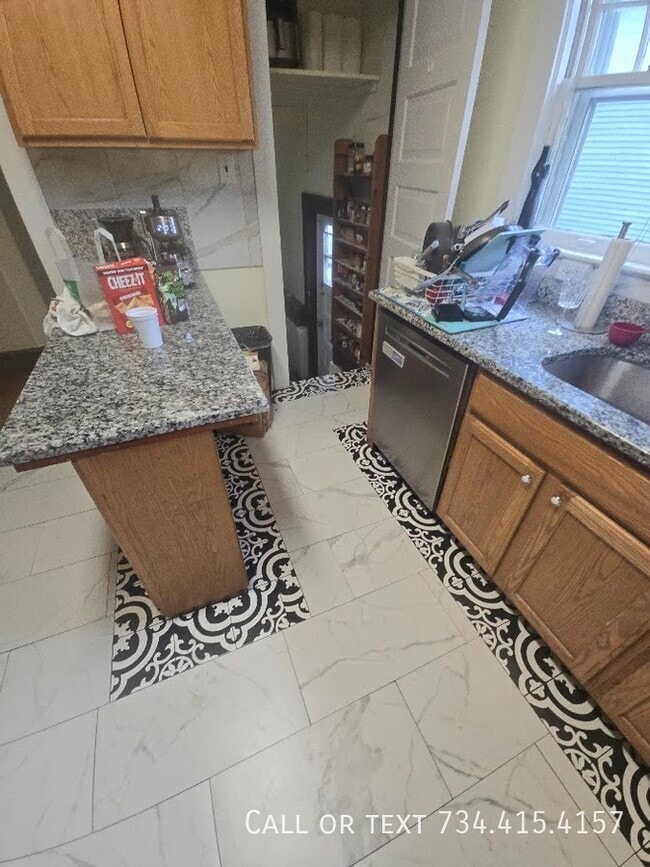 Photo - 818 Packard St