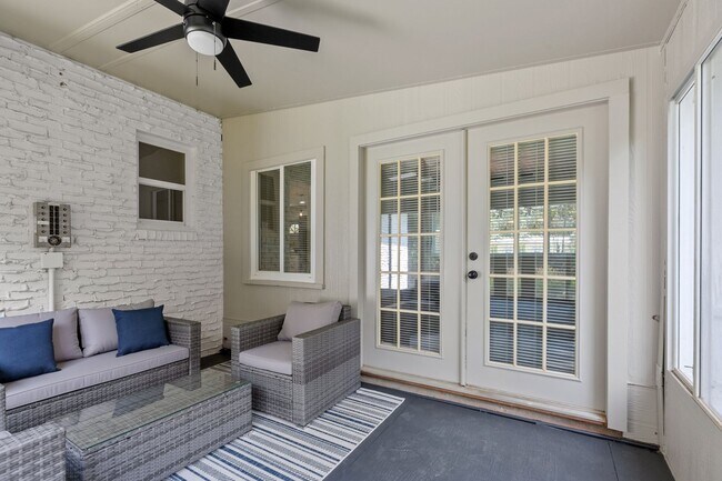 Photo - 3 bedroom 2 bath house 1-car garage walk to TMH!! Available in MAY!