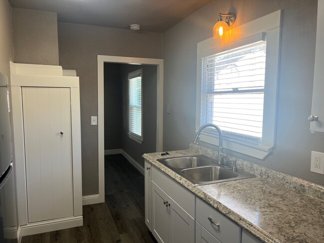 Photo - Updated One Bedroom Cottage With Private Yard Unidad 1031 West Street