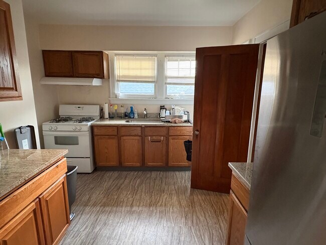 Kitchen - 3219 Glengyle Ave Unit 2