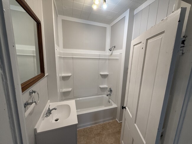 Photo - 301 N 7th St