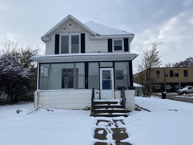Photo - 708 7th St N House