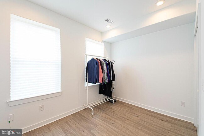 Photo - 2137 Cross St