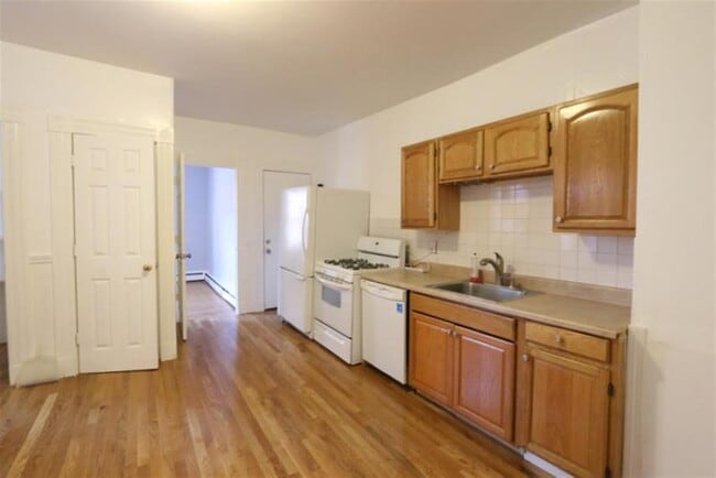 Building Photo - 117 Harvard St Unit 2