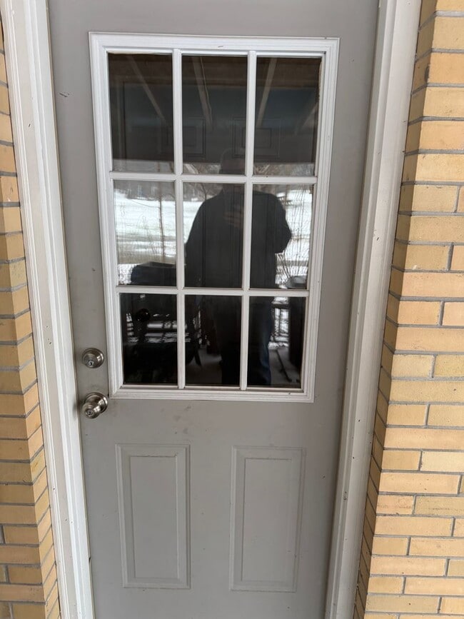 Building Photo - 2 bedroom 1 bath second floor unit