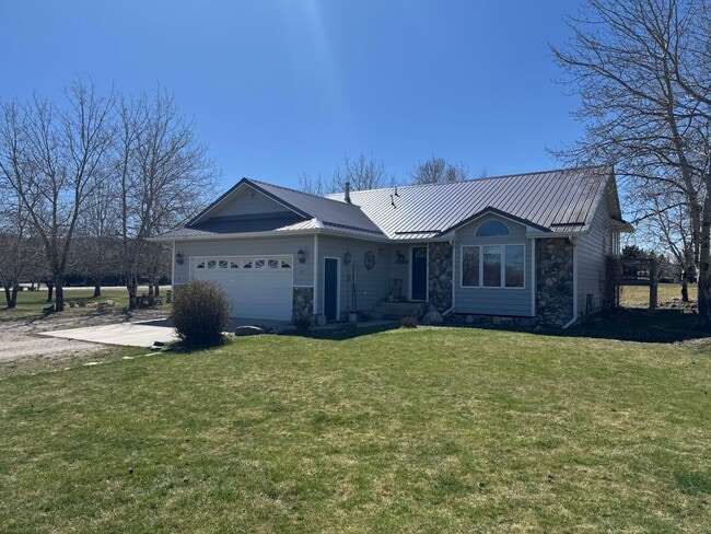 Building Photo - Furnished 4 Bed/2 Bath Seasonal Rental – Absarokee, MT | July–September