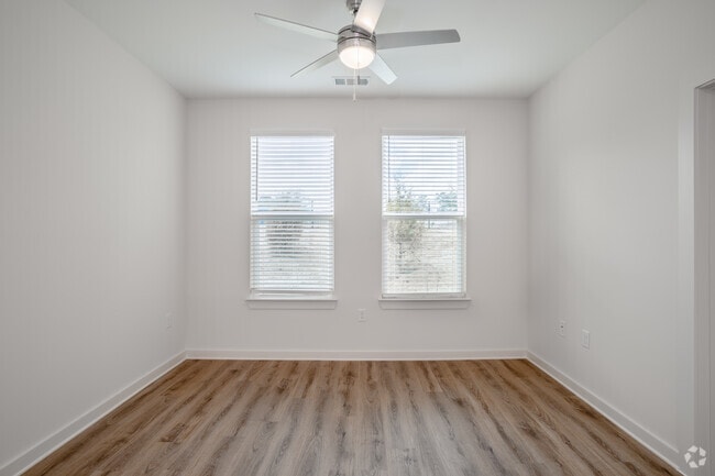 1BR, 1BA - 686SF - Living Room - Kingsley