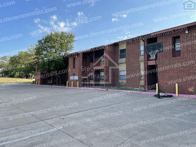 Building Photo - 1912 SW D Ave Unit O