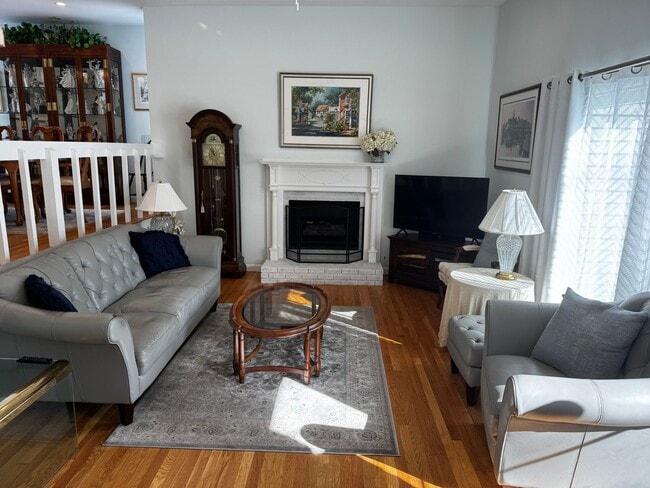 Photo - Well maintained and updated townhouse for lease in sought after Chelmsford Village